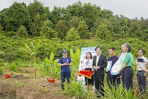 Bàn giao ao chống chịu biến đổi khí hậu để kịp ứng phó với mùa khô hạn sắp tới tại Đắk Lắk