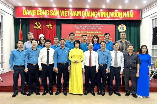 Ba lãnh đạo Công đoàn Xây dựng Việt Nam chính thức nhận Quyết định nghỉ chế độ