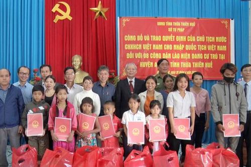 Để công dân Lào nhập quốc tịch Việt Nam 'an cư'