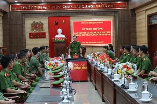 Trao thưởng cho các đơn vị có thành tích xuất sắc của Công an tỉnh Quảng Bình
