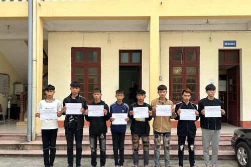 Triệu tập nhóm nam sinh đầu trần lạng lách, đánh võng 'trêu' CSGT