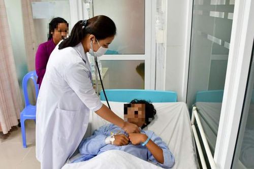 Thiếu niên 15 tuổi bị xương cá đâm thủng túi thừa Meckel