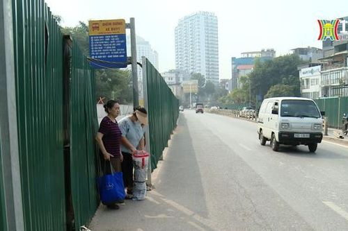 Chật vật chờ xe buýt trên đường Âu Cơ