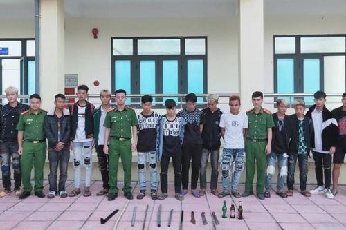 Bắt khẩn cấp 10 thanh niên gây rối