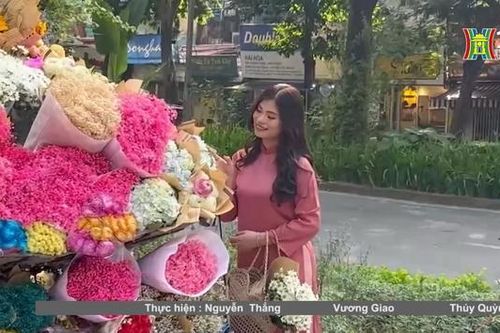 Gánh hàng hoa mang mùa thu về phố thị