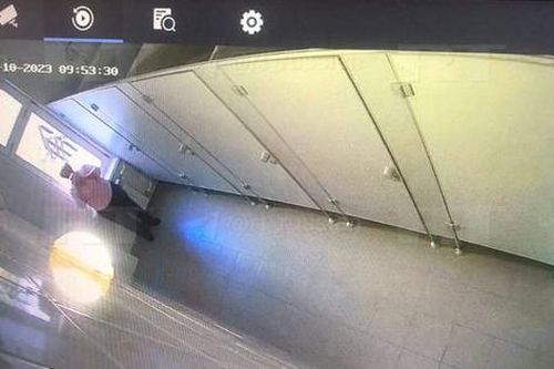 Trường học Nga giải thích việc lắp camera trong nhà vệ sinh nữ