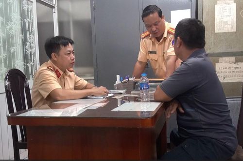 TPHCM: Thông tin về clip 'tài xế xe ba gác nhảy xuống kênh khi bị CSGT xử lý'