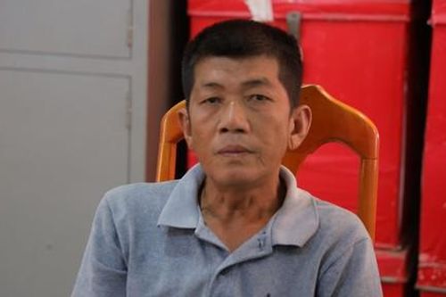 Đi nhậu về xảy ra cự cãi, chồng lấy xăng tạt vợ rồi dùng quẹt gas hù dọa, ai ngờ cháy thật