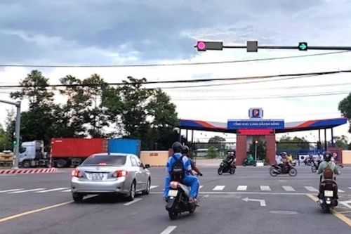 Dừng đèn đỏ sai làn đường phạt bao nhiêu tiền?