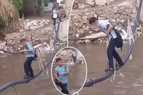 Thót tim cảnh 70 học sinh đi cầu dây vượt sông đầy cá sấu để tới trường