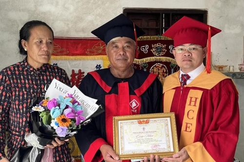 Ba thay con trai đã mất nhận bằng tốt nghiệp xuất sắc