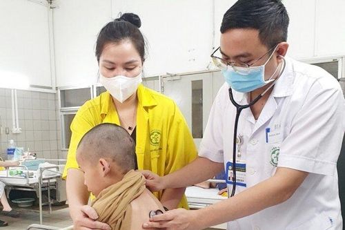 Chơi đá bóng ở sân bẩn, bé trai sốc nhiễm khuẩn nặng