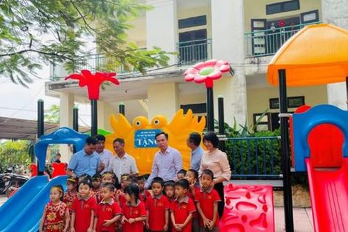 Trao thiết bị vui chơi cho trẻ em xã đảo Minh Châu, huyện Ba Vì