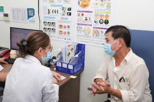 Bị bệnh tăng huyết áp, mắt người đàn ông 45 tuổi dọa mù