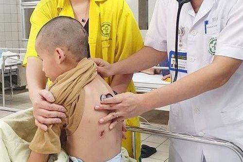 Bé 10 tuổi bị sốc nhiễm khuẩn nặng vì loại vi khuẩn gây tiêu hủy xương, hoại tử cơ, da hiếm gặp