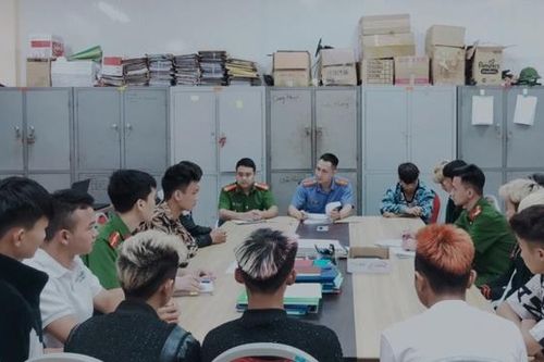 Bắt khẩn cấp 10 thanh niên gây náo loạn trên đường