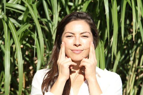 Một số bài tập yoga giúp gương mặt thon gọn, trẻ trung