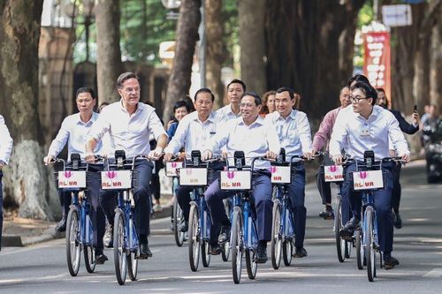 'Thông điệp kép' từ chuyến đạp xe trên phố của hai Thủ tướng Việt Nam và Hà Lan