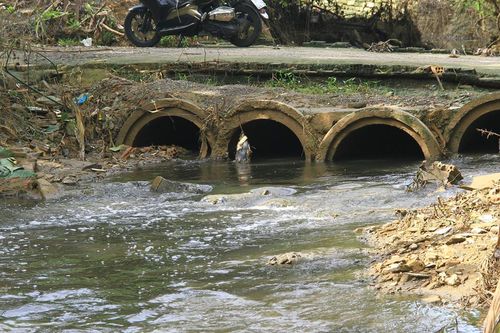 Nước đen ngòm, bốc mùi từ bãi rác Khánh Sơn chảy qua khu dân cư