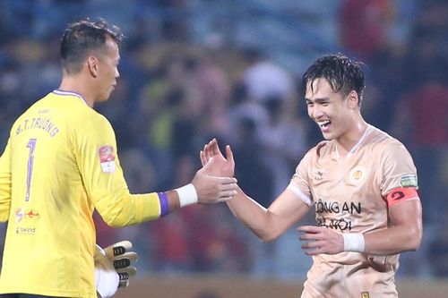 Bùi Hoàng Việt Anh rạng ngời với đồng đội cũ sau trận thắng Hà Nội FC