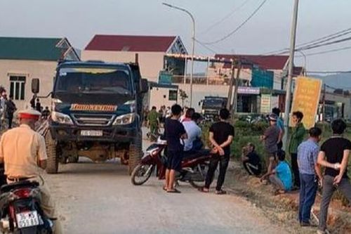Tai nạn giao thông mới nhất 4/11/2023:Nam sinh lớp 9 bị xe tải cán tử vong