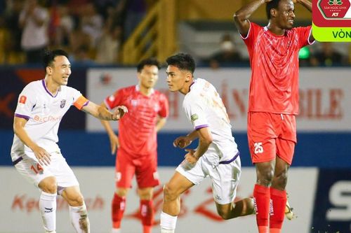 'Hiện tượng của V-League' bất ngờ dẫn đầu trong khi một loạt 'ông lớn' sảy chân, Viettel thắng nhọc nhờ VAR