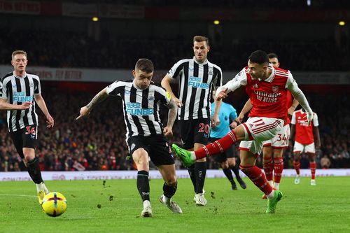 Newcastle-Arsenal: Những đường biên rực lửa