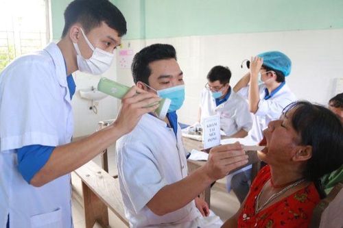 Khám bệnh, tặng tủ thuốc miễn phí cho người nghèo, gia đình chính sách ở Nam Đông