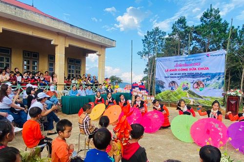 'Áo ấm cho em' đến với vùng cao Tà Xùa