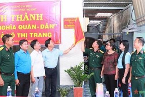 Bàn giao nhà 'Tình nghĩa quân - dân' tặng gia đình chiến sĩ dân quân khó khăn