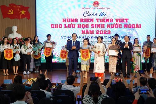 Lưu học sinh nước ngoài tham gia Cuộc thi hùng biện tiếng Việt khu vực miền Trung
