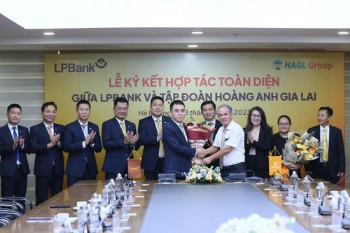 CLB HAGL ghép tên với nhà tài trợ