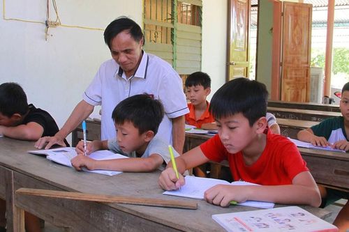 Ông giáo làng khuyết tật nâng bước học trò nghèo