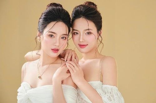Cặp chị em song sinh tuổi 20 xinh đẹp như ngày rằm