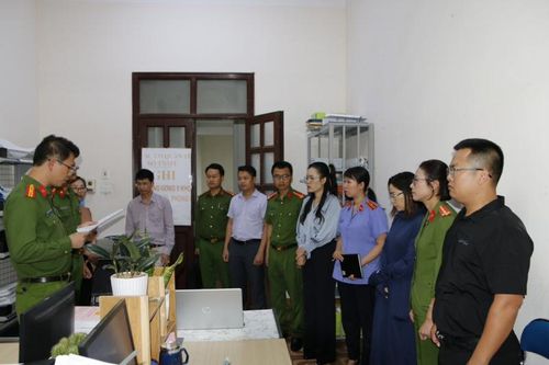 Tạm giữ nữ cán bộ Văn phòng đất đai Lai Châu