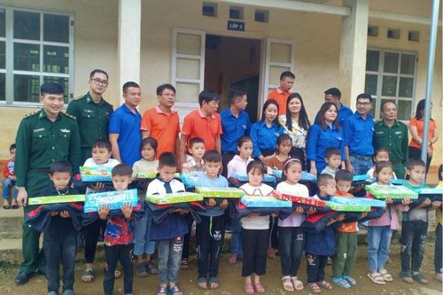 Tặng quà gia đình chính sách, hộ nghèo, học sinh vượt khó trên biên giới Cao Bằng