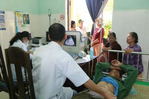 Khám và tặng tủ thuốc miễn phí cho người nghèo tại huyện miền núi tỉnh Thừa Thiên Huế
