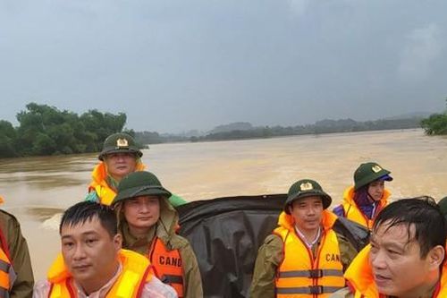 Những câu chuyện ấm tình trong vùng lũ