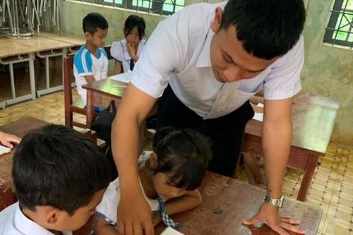 Thầy giáo trẻ xuống bản, lên nương dạy chữ