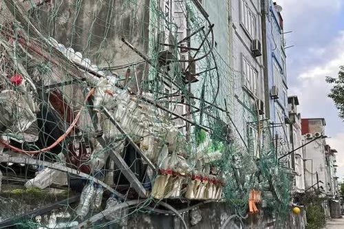 Hà Nội: Tác phẩm nghệ thuật làm từ rác sau 3 năm đã trở thành rác