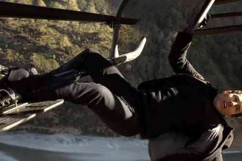 Tom Cruise vào trụ sở Scientology bằng trực thăng mặc đám đông biểu tình