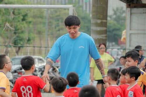 Đoàn Văn Hậu truyền cảm hứng cho cầu thủ nhí VietGoal tại Hà Nội Super Cup 2023