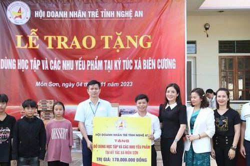 Hội Doanh nhân trẻ Nghệ An trao đồ dùng học tập, nhu yếu phẩm cho học sinh dân tộc thiểu số Đan Lai