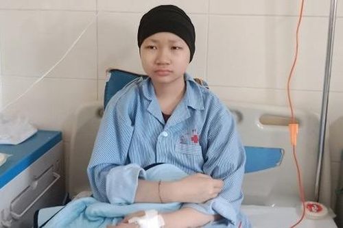 Cha mẹ đau lòng chứng kiến con gái lay lắt vì bệnh ung thư