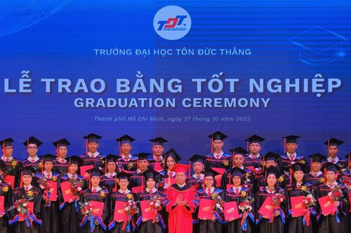 Trường Đại học Tôn Đức Thắng trao bằng tốt nghiệp cho 3.600 học viên
