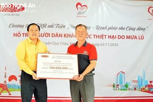 Dai-ichi Life Việt Nam hỗ trợ người dân khắc phục hậu quả mưa lũ tại Nghệ An
