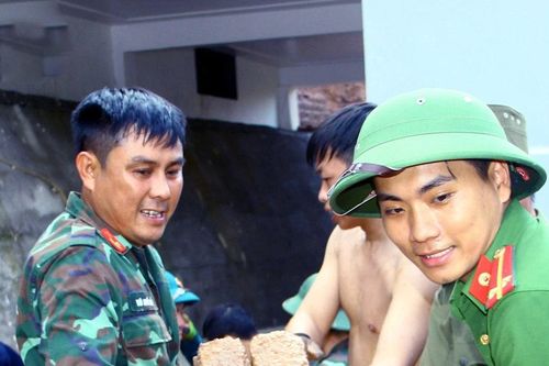 Cả trăm người hỗ trợ khắc phục điểm sạt lở ở Nghi Thiết - Nghi Lộc