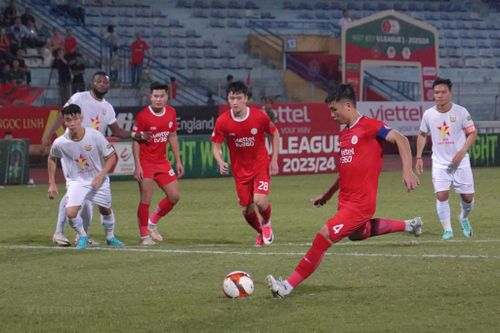 VAR 'tặng quà,' CLB Viettel nhọc nhằn giành chiến thắng đầu mùa