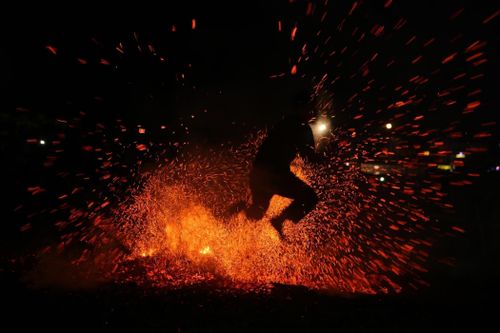 Lai Châu: 'Nghi lễ nhảy lửa' của người dân tộc Pa Thẻn