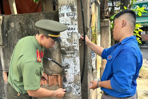 Thành phố Thủ Đức ra quân cao điểm tuyên truyền, bóc xóa các quảng cáo sai quy định